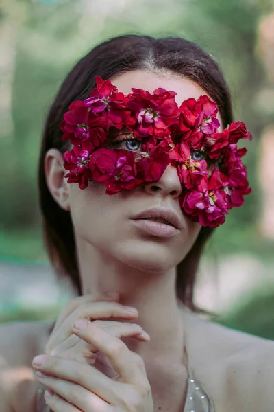 花のマスクの美しさを持つ美しい女性 — ストック写真