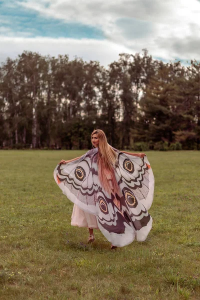 Όμορφη Γυναίκα Μεγάλα Φτερά Πεταλούδας — Φωτογραφία Αρχείου