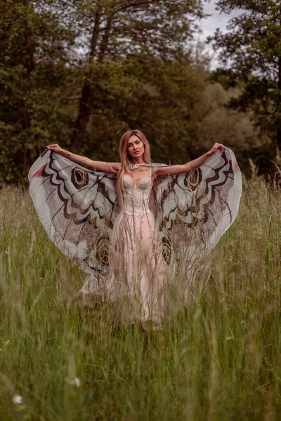Piękna Kobieta Dużymi Skrzydłami Motyla — Zdjęcie stockowe