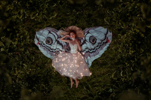 Piękna Kobieta Dużymi Skrzydłami Motyla — Zdjęcie stockowe