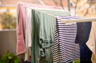 Dışarısı kuruyor. Çarşaflar sokakta kuruyor..