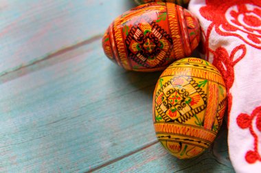 Ahşap arka planda renkli Paskalya yumurtaları.