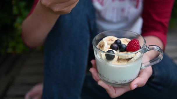 Mănâncă Mic Dejun Sănătos Iaurt Granola Semințe Chia Fructe Proaspete — Videoclip de stoc