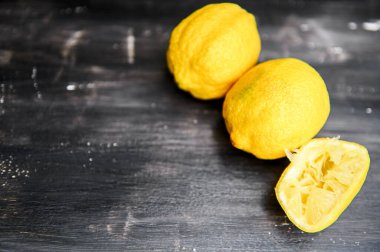 Koyu arkaplanda sıkılmış limon.