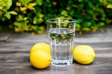 Suya limon sıkıyorum. Limon suyu pişiriyorum..