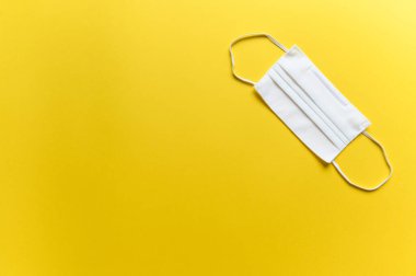 Sarı arka plandaki yüz için yeniden kullanılabilir bez maskeler.