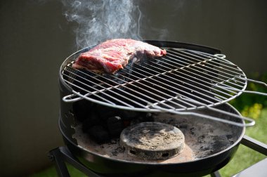 Mangalda etek. Seçici odak.