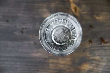 Ahşap zemin üzerinde chia tohumları olan saf soğuk su. Detoks teması. Seçici odak.