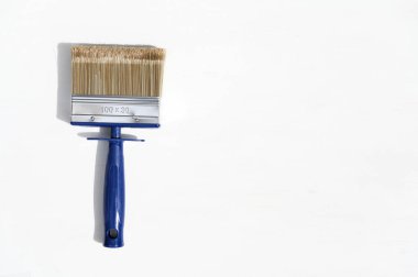 Dekoratör fırçası beyaz arkaplanda izole edilmiş. Geniş boya fırçası genellikle duvarları, mobilyaları ve çelik yüzeyleri boyamak için kullanılır. Plastik saplı ve uzun tüylü mason fırçası.