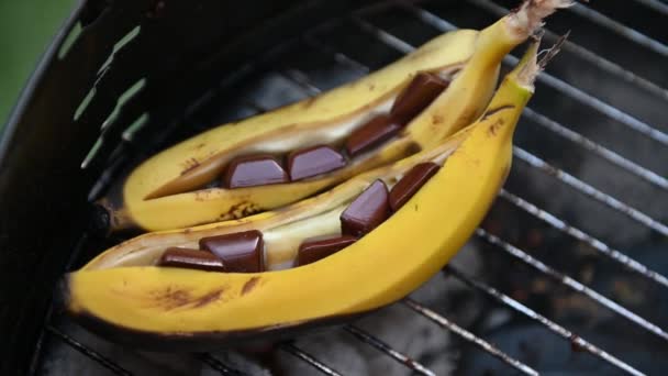 Duas Bananas Maduras Grelhadas Com Chocolate Polvilhadas Com Pedaços Amêndoa — Vídeo de Stock