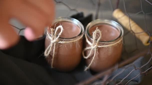 Chocolademousse Kleine Potjes Een Metalen Rieten Mandje Selectieve Focus — Stockvideo