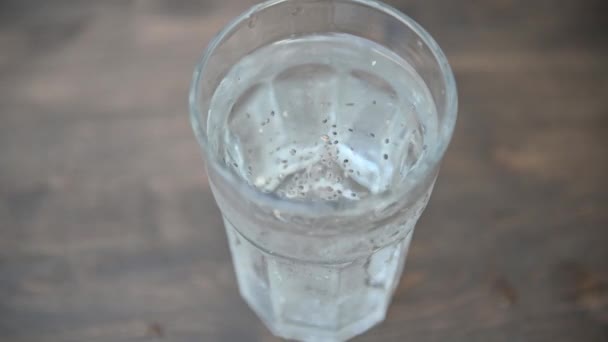 Rent Kallt Vatten Med Chiafrön Träbakgrund Avgiftningstema Selektiv Inriktning — Stockvideo
