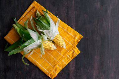 Köy ahşap bir masada sepette taze mısır, yakın plan. Düz yatıyordu.