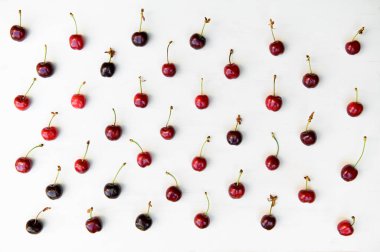 Beyaz ahşap arka planda sulu, olgun, güzel kirazlar..