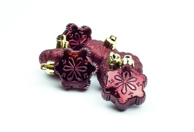 Noel kar tanesi süsler kırmızı izole 