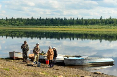 Bir grup Yakut Asyalı, Viluy nehri kıyısındaki teknelerde bekliyor..