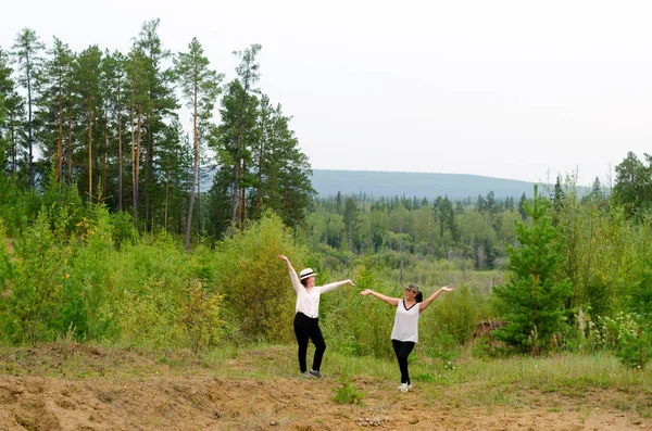 Yakut Asian Girls Pose Hands Standing Slope Homa Background Northern — Stock Photo, Image