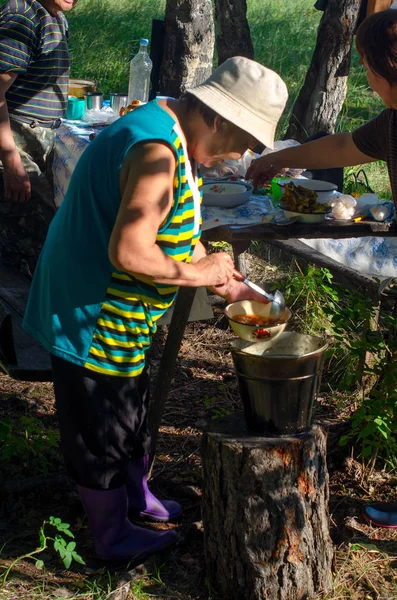 Eine Erwachsene Jakutin Gießt Suppe Einen Eisernen Teller Aus Einem — Stockfoto