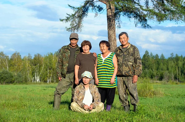 Zwei Asiatische Yakut Paare Männer Und Frauen Mit Einem Jungen — Stockfoto