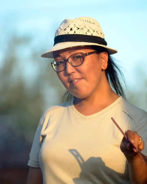 Yakut Asian Girl Glasses Hat Waving Her Fan Rays Setting — Stock Photo, Image