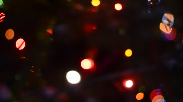 Luzes Brilhantes Guirlandas Luz Multicolorida Piscando Escuridão Noite Natal Abeto — Vídeo de Stock
