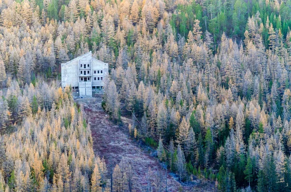 Ett Övergivet Hotell Bergsplats Yakutia Står Skog Kulle Bland Barrträd — Stockfoto