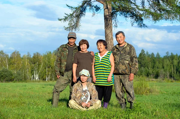 Zwei Asiatische Yakut Paare Männer Und Frauen Mit Einem Jungen — Stockfoto