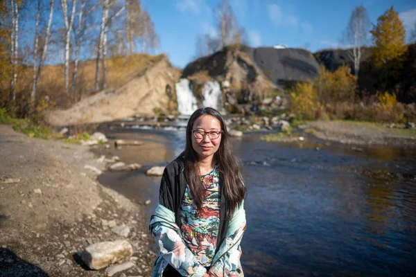 Yakut Asian Girl Glasses Posing Smiling Background Small Waterfall Fall — Stock Photo, Image