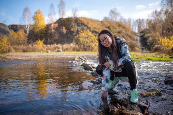 Yakut Asian Girl Glasses Posing Smiling Sitting Water Touching Surface — Stock Photo, Image