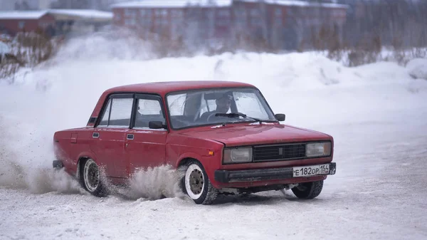 Rusko Novosibirsk Listopadu2019 Ruské Červené Staré Auto Vaz Zhiguli Jede — Stock fotografie