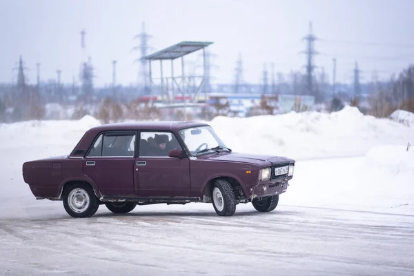Ρωσία Νοβοσιμπίρσκ Νοεμβρίου 2019 Ρωσικό Σκούρο Παλιό Αυτοκίνητο Vaz Zhiguli — Φωτογραφία Αρχείου