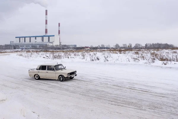 Russia Novosibirsk 2019 러시아의 굴리가 바퀴를 발전소의 파이프를 배경으로 달리고 — 스톡 사진