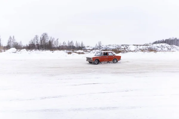 Ρωσία Νοβοσιμπίρσκ Νοεμβρίου 2019 Ρωσικό Κόκκινο Παλιό Χαμηλό Αυτοκίνητο Vaz — Φωτογραφία Αρχείου