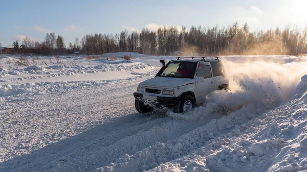Rusia Novosibirsk Enero 2020 Todoterreno Blanco 4X4 Suzuki Escudo Con — Foto de Stock