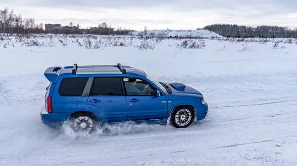 Rusia Novosibirsk Enero 2020 Coche Azul Subaru Forester Rápido Levantando — Foto de Stock