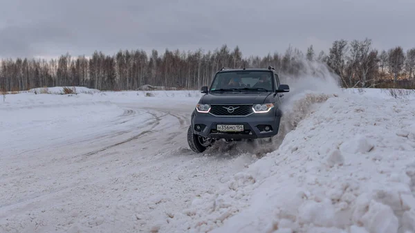 Rusia Novosibirsk Enero 2020 Suv Ruso Uaz Patriot Rápidamente Camino — Foto de Stock