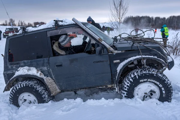 俄罗斯 2020年1月20日4X4四轮驱动Suv Suzuki Escudo 司机在开着的车窗中 车篷上的电缆绞车在冬季穿过雪堆 — 图库照片