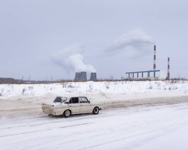 Rusya, Novosibirsk - 30 Kasım 2019. Rus eski beyaz araba 