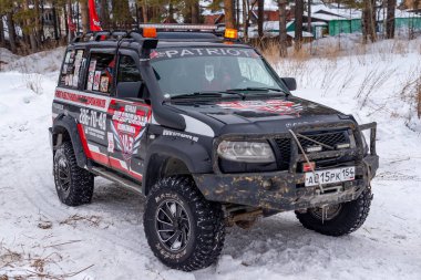 Rusya, Novosibirsk-5 Mart 2020. off-road tahliyesi için hazırlanan Rus 4x4 UAZ Patriot SUV kışın kar altında koruyucu tamponlu duruyor..