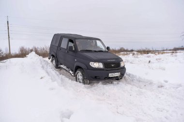 Rusya, Novosibirsk-5 Mart 2020. Rus siyah 4x4 SUV koruyucu boya Raptor 