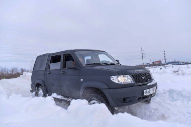 Rusya, Novosibirsk-5 Mart 2020. Rus siyah 4x4 SUV koruyucu boyalı 