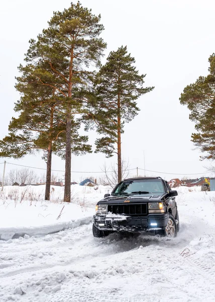 俄罗斯 Novosibirsk March 2020 越野车Suv Jeep Grand Cherokee 4X4越野车 冬季在森林雪地上与一名女司机在松林间进行越野车训练 — 图库照片