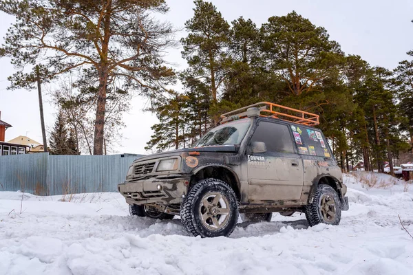 俄罗斯 Novosibirsk March 2020 越野车 Suzuki Escudo 4X4 有越野车训练站在森林雪地的路上 背靠着树木和篱笆 — 图库照片