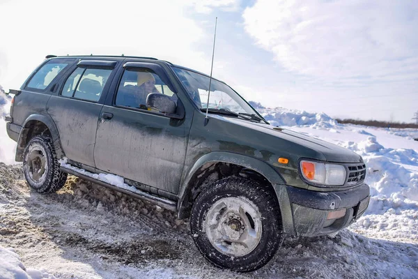 俄罗斯 Novosibirsk March 2020 越野车 日产四轮驱动 Nissan Terrano 4X4 在冬季的雪地路上急急忙忙地喷出了暴雪 — 图库照片