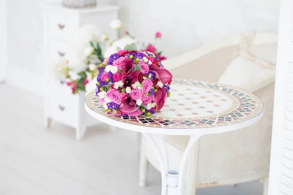 Букет цветов на столе — стоковое фото