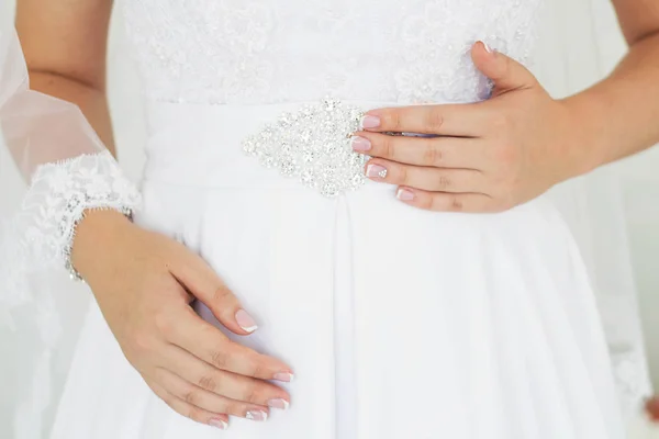 Bruid in het wit, de geriemde Bruidsmeisjesjurk, bruiloft accessoires — Stockfoto