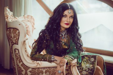 elleri ile kına Mehdi boyanmış Hint Geleneksel Çince elbise güzel bir kadın portresi.