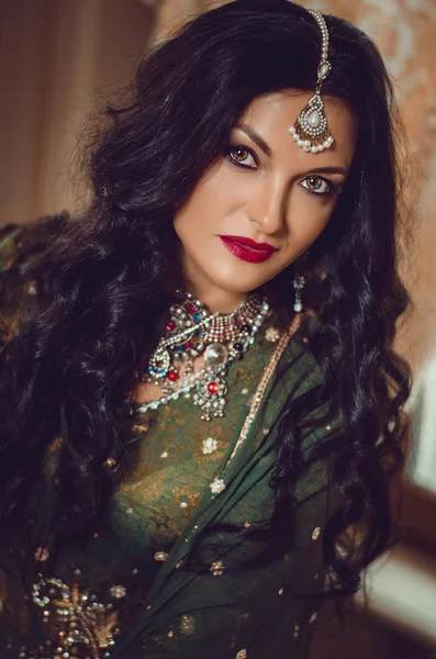 Retrato de uma bela mulher em vestido indiano tradicional chinês, com as mãos pintadas com henna mehendi . — Fotografia de Stock