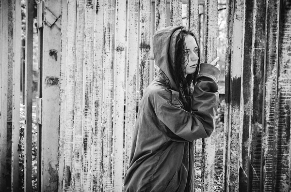 Homeless beggar stilzhizni, health, social kontsept- tired, miserable homeless hungry man standing at the iron gates — Stock Photo, Image