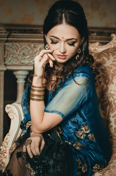 Retrato de una hermosa mujer en la India tradicional china dres — Foto de Stock